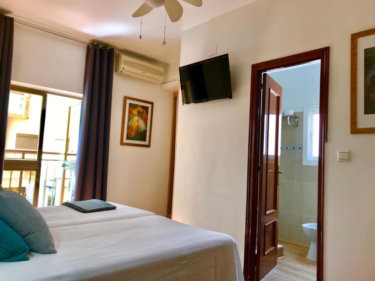 Hostal Guadalupe ตอร์เรโมลิโนส ภายนอก รูปภาพ