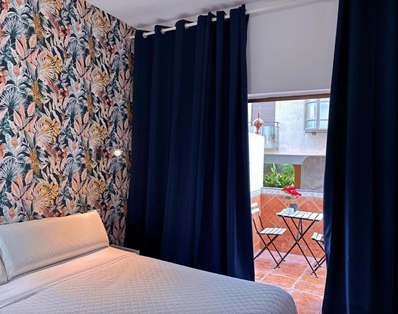 Hostal Guadalupe ตอร์เรโมลิโนส ภายนอก รูปภาพ