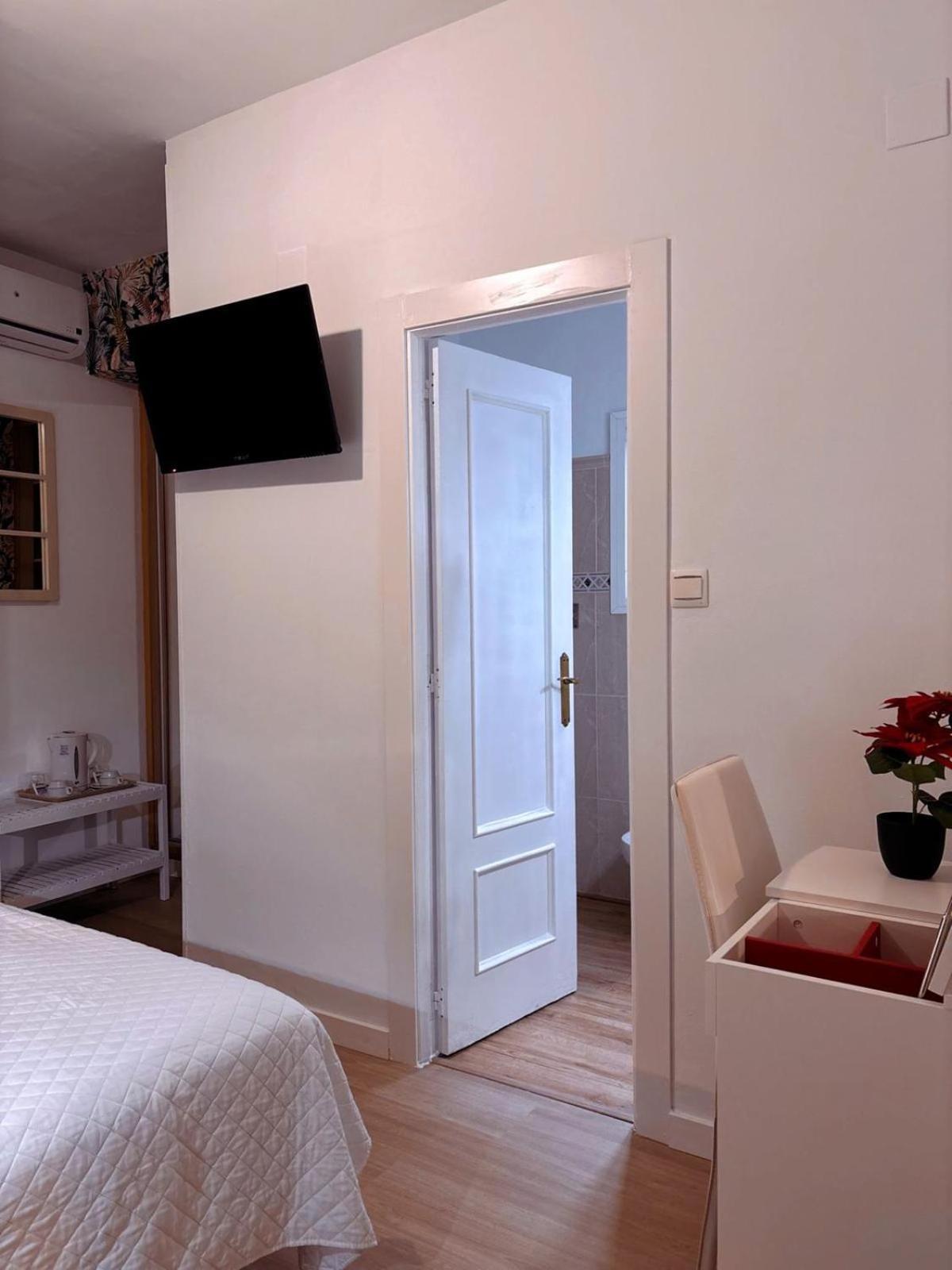 Hostal Guadalupe ตอร์เรโมลิโนส ภายนอก รูปภาพ