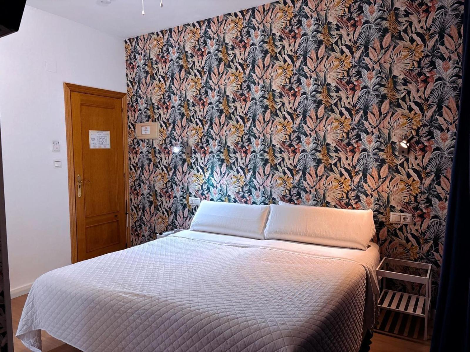 Hostal Guadalupe ตอร์เรโมลิโนส ภายนอก รูปภาพ