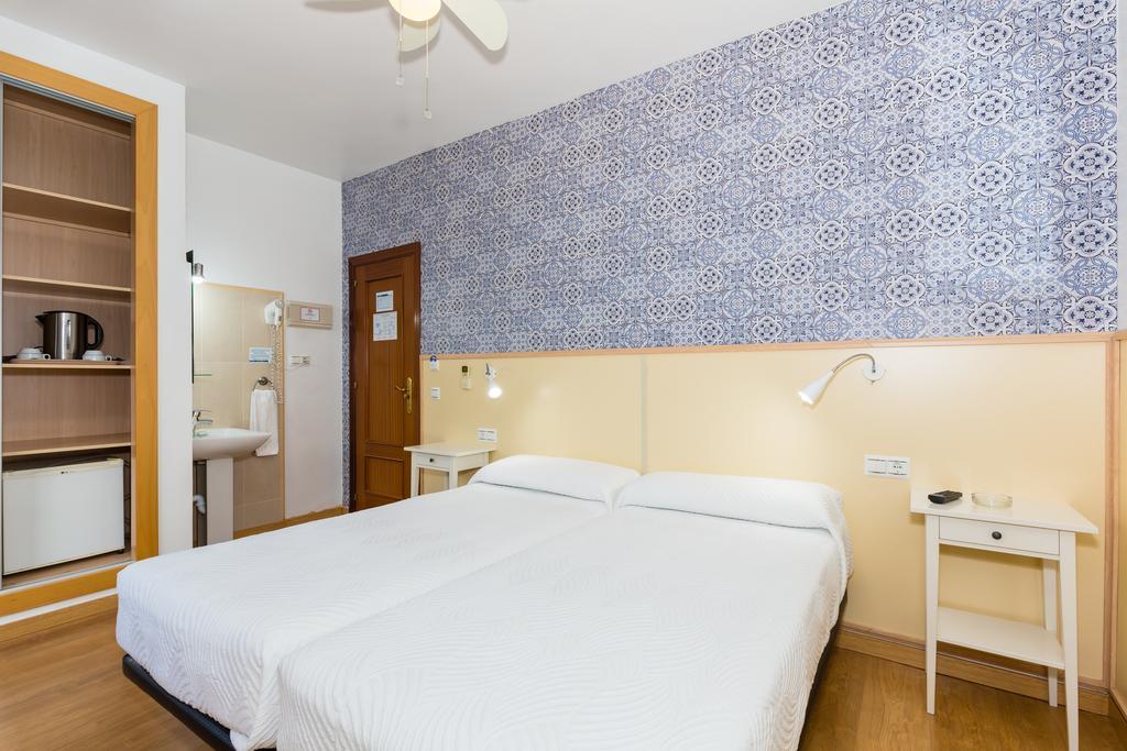 Hostal Guadalupe ตอร์เรโมลิโนส ภายนอก รูปภาพ