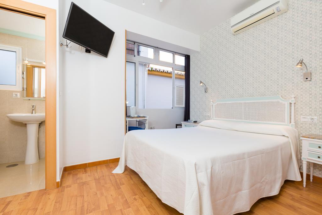 Hostal Guadalupe ตอร์เรโมลิโนส ภายนอก รูปภาพ