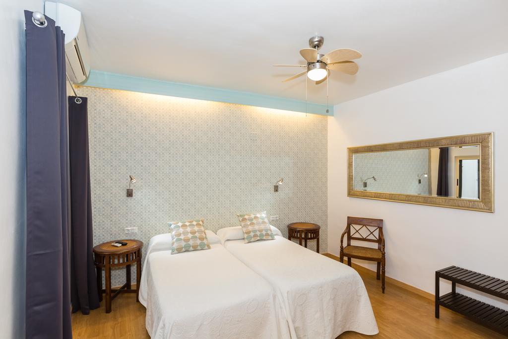 Hostal Guadalupe ตอร์เรโมลิโนส ภายนอก รูปภาพ