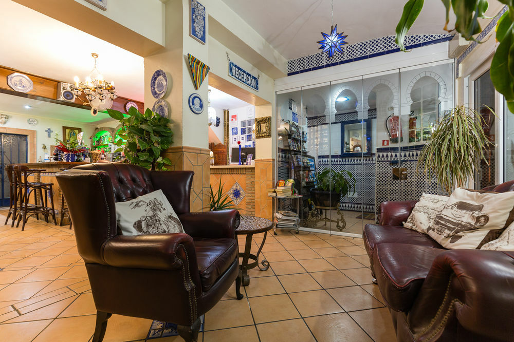 Hostal Guadalupe ตอร์เรโมลิโนส ภายนอก รูปภาพ